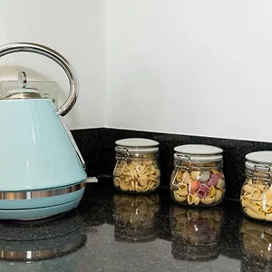 Apartment Ocean Breeze - 1 Minute From The - 10 Minute From Bic - Fast Wi-fi - Smart Tv, Bournemouth