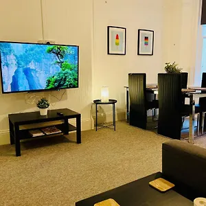 Apartment The Bank - Flat 1, Cosy, Bournemouth, Sleeps 4, 7 Min From The Beach, Pet Friendly, Parking, Wifi, Kitchen,washer,private Exit, Bournemouth
